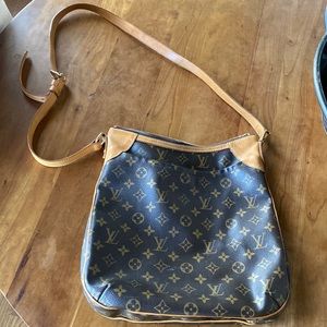 Slightly used discontinued cross body Louis Vuitton messenger bag.